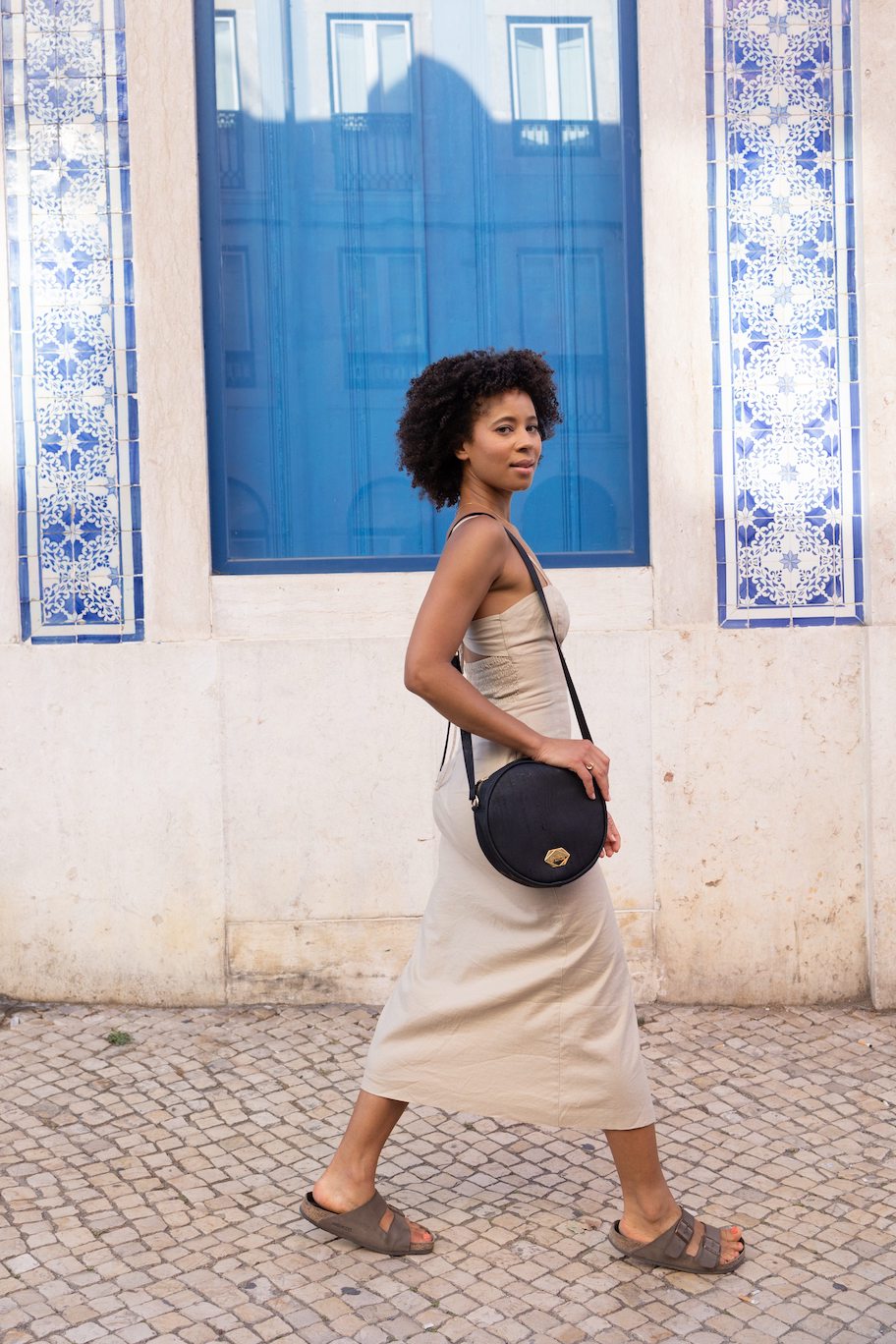 Circle Bag - Round Handbag in Coal Black Cork (Black)