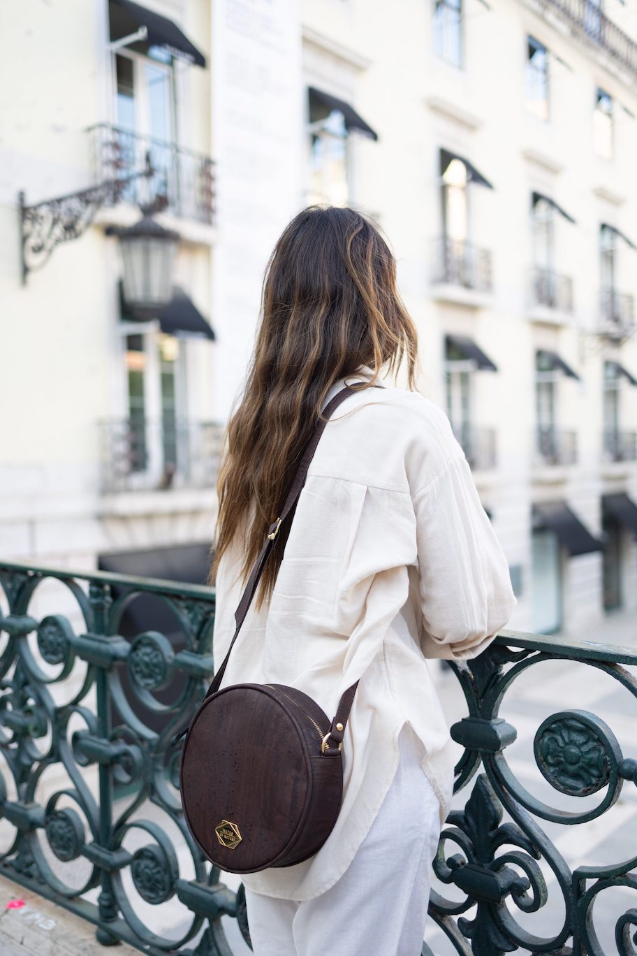 Circle Bag - Round handbag in mocha cork (brown) 